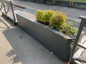 Стальная скамья со встроенным плантатором и подножкой