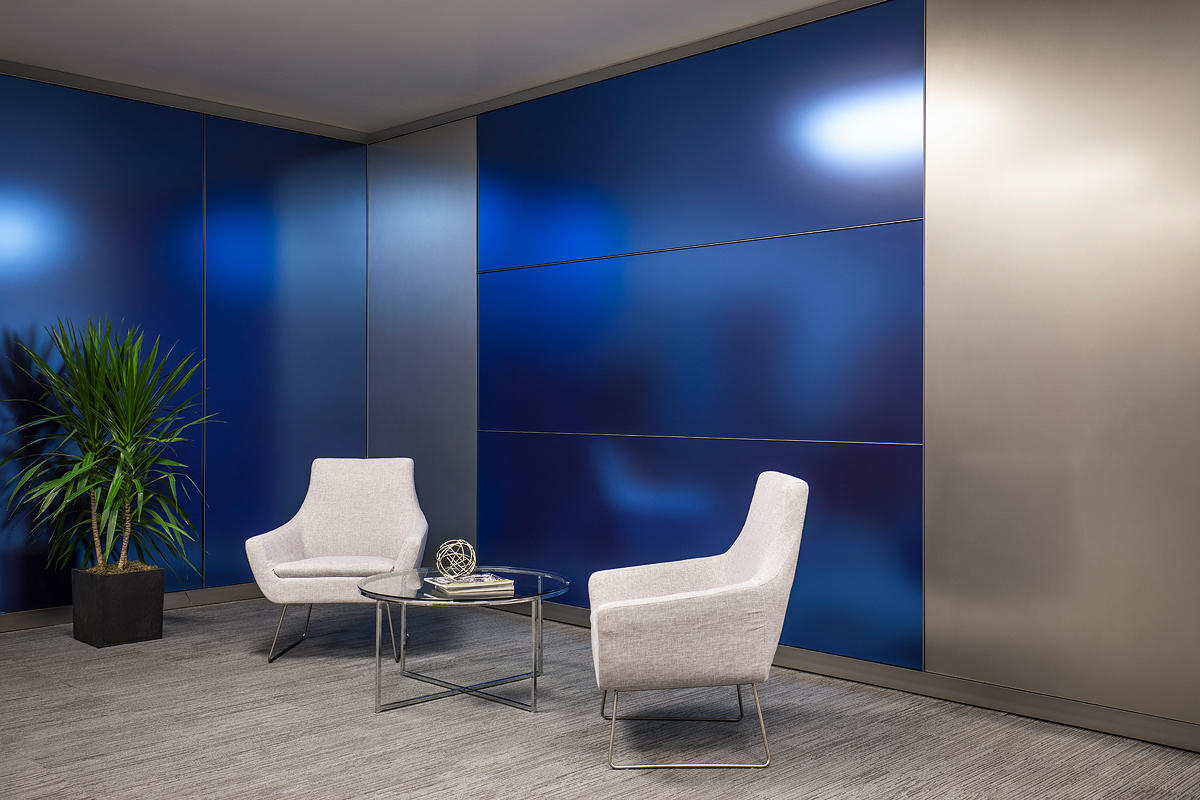 FSRT640 Система обшивки стен Levelr с панелями из стекла vivispectra vektr с индивидуальной прослойкой, показанной в конфигурации Reflective с отделкой pearlex + и открывающими ребрами из нержавеющей стали Forms-surfaces  - Вид №17