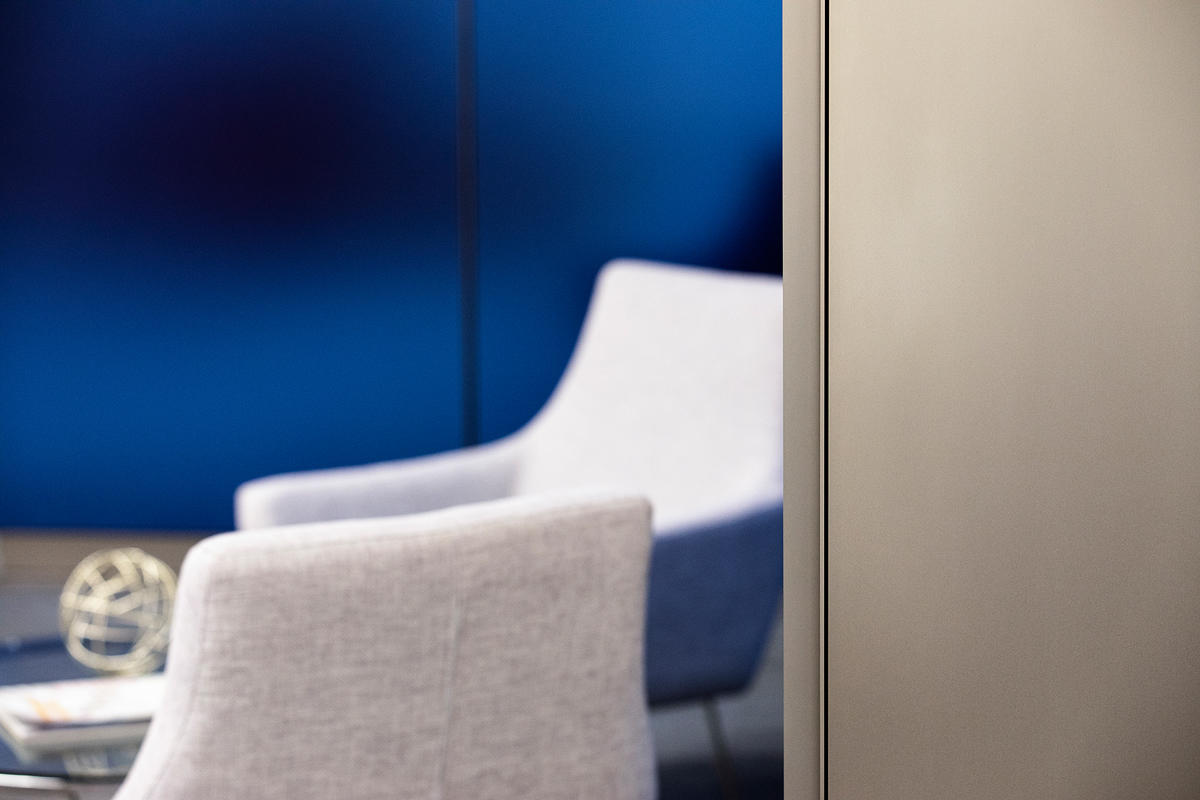 FSRT640 Система обшивки стен Levelr с панелями из стекла vivispectra vektr с индивидуальной прослойкой, показанной в конфигурации Reflective с отделкой pearlex + и открывающими ребрами из нержавеющей стали Forms-surfaces  - Вид №24