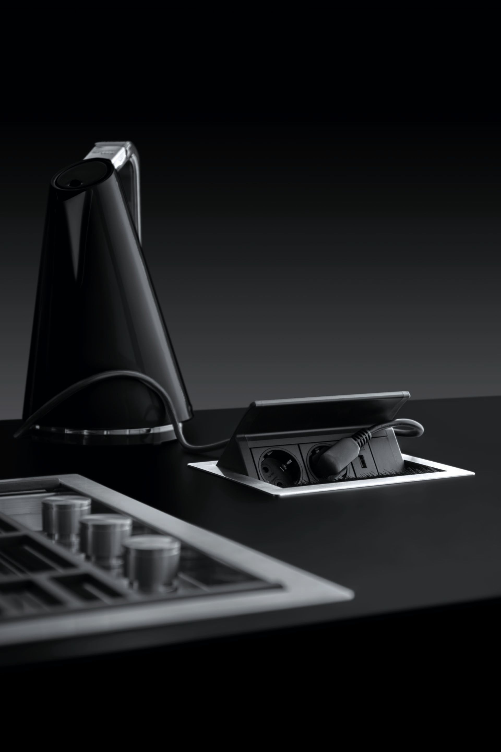 Выдвижная электрическая розетка из нержавеющей стали с USB Barazza 1PPTU ARCH-00079380 - Вид №2