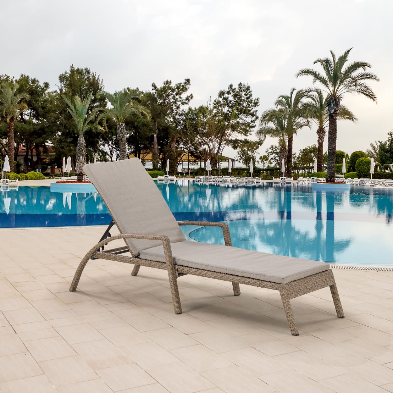 A30B2-W56 Light Brown Шезлонг-лежак плетеный с матрасом Afina 