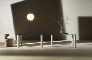 Прямоугольный мраморный стол со стеклянной столешницей