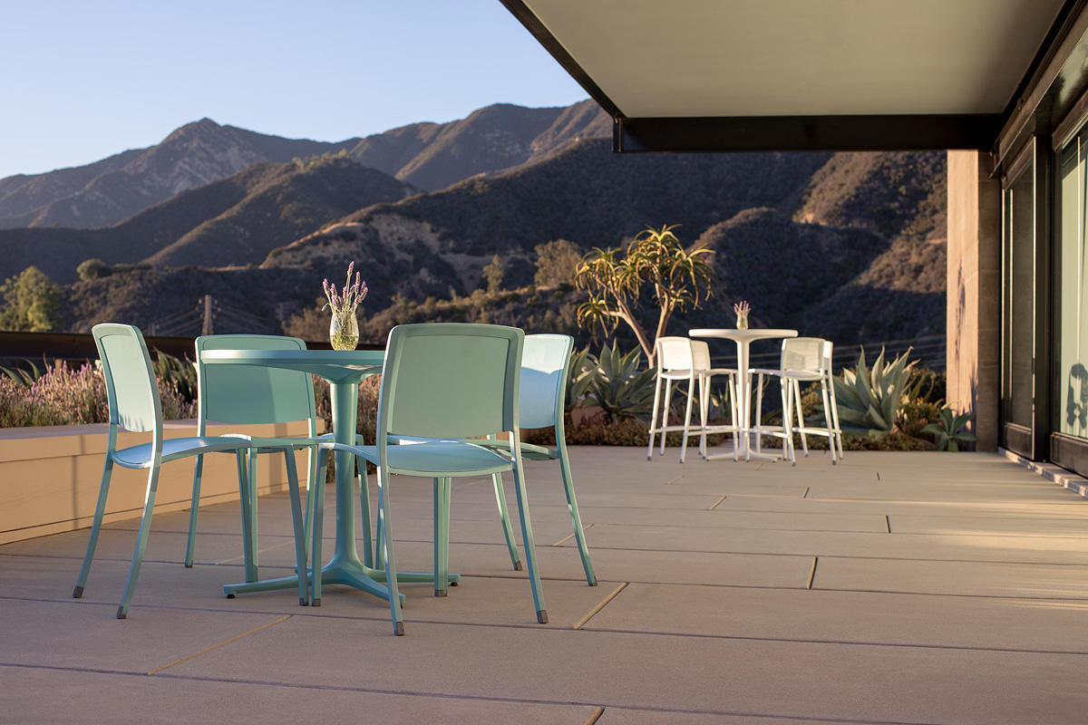 FSRT127 Стол на пьедестале Avivo  Forms-surfaces 