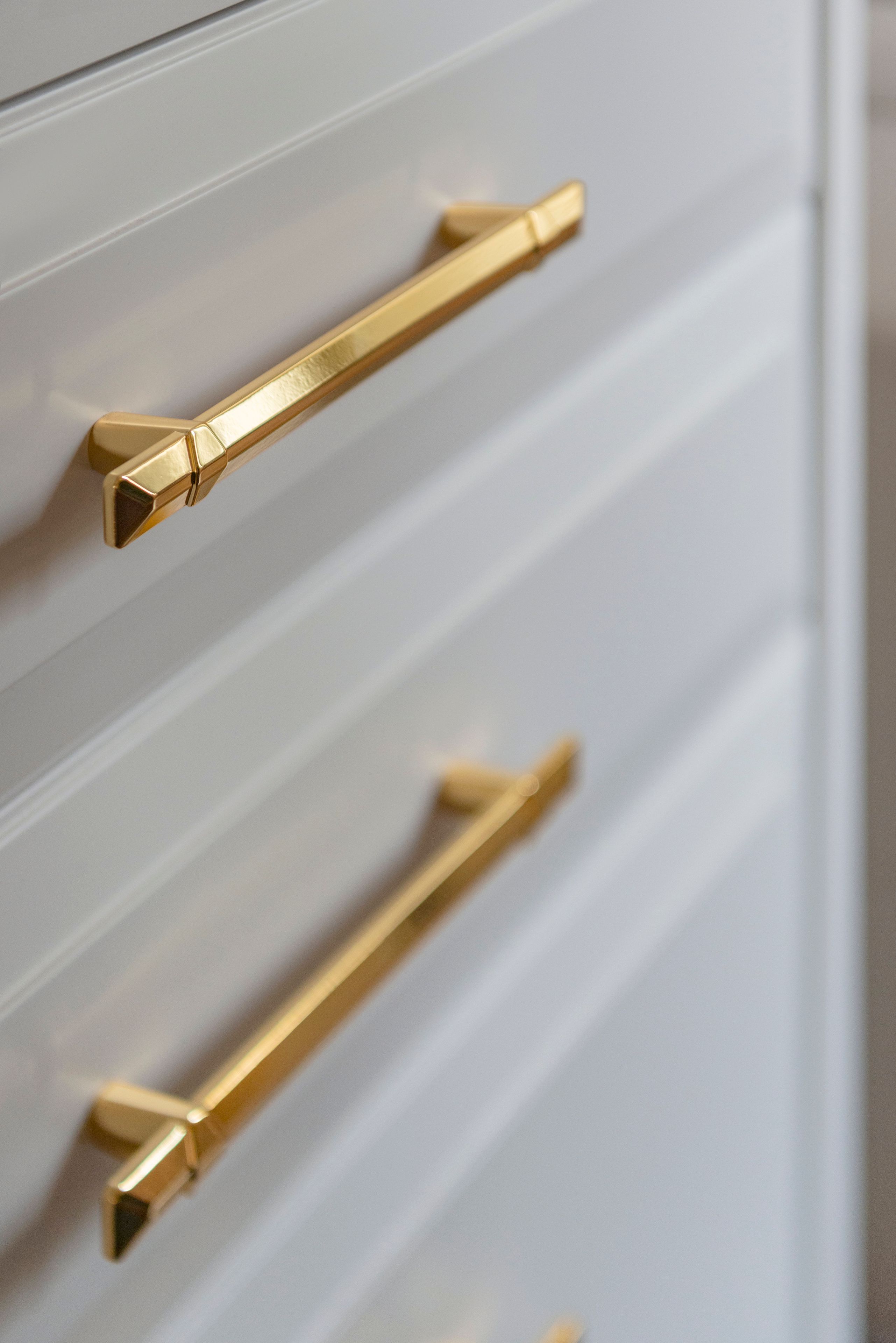 Шкаф из дуба со встроенным освещением на заказ Martini Interiors сущность ARCH-00105014 - Вид №9