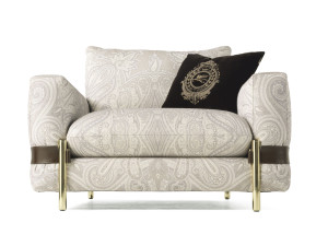 Тканевое кресло с подлокотниками