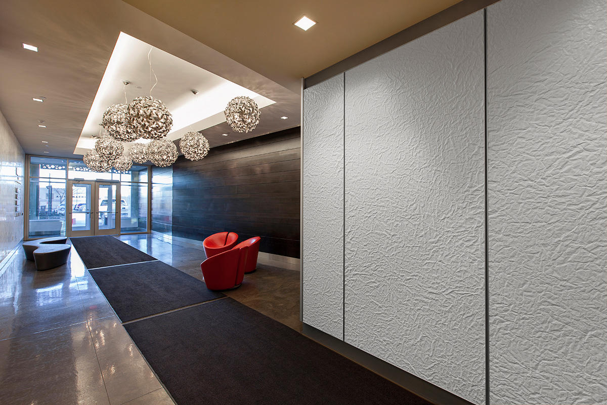 FSRT667 Система облицовки стен Levele глухими панелями; вставки из стекла вивихрома с белой прослойкой и отделкой pearlex +; нержавеющая сталь с льняной отделкой в ​​международном университете флориды - школа бизнеса райдера, медиа-лаборатории, майами, фл Forms-surfaces  - Вид №9