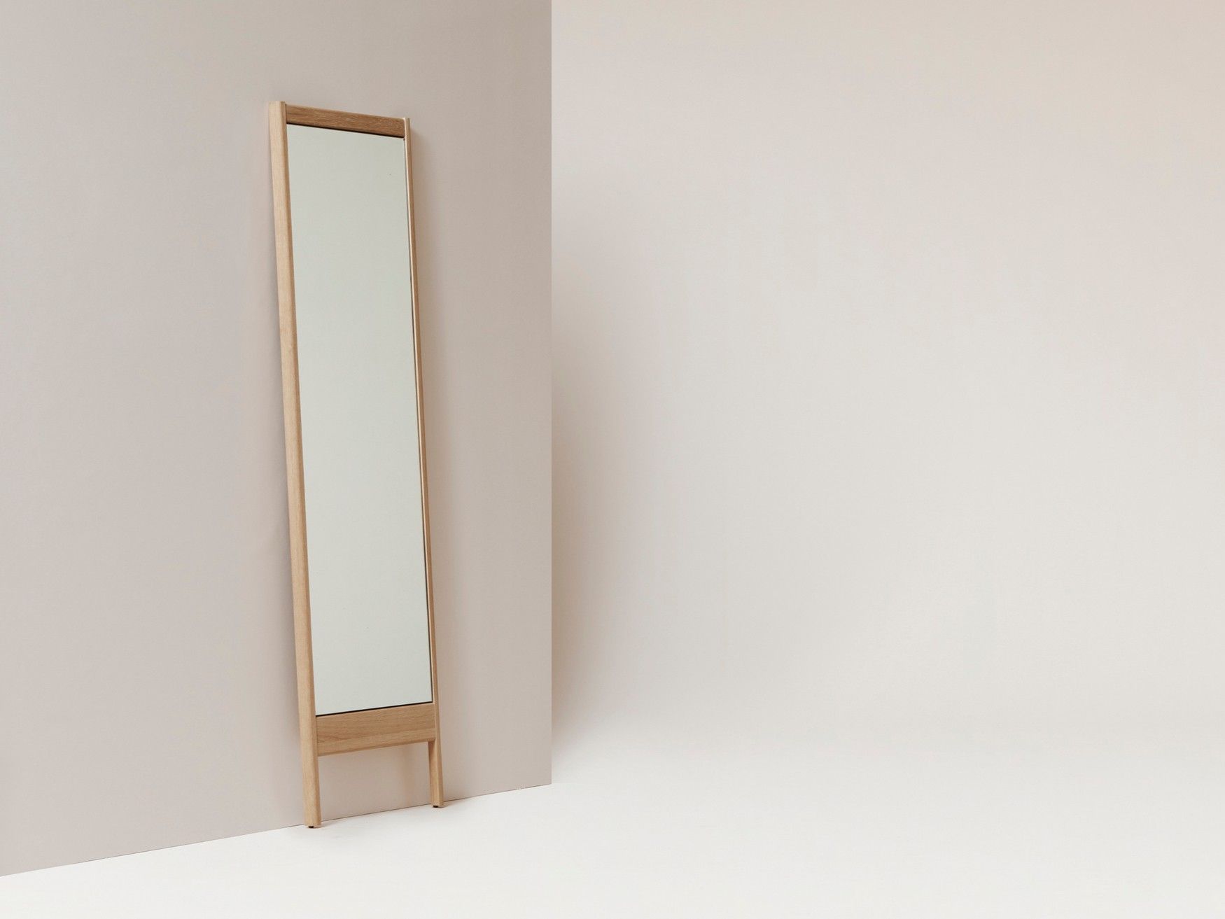 Напольное зеркало из дуба с рамкой Form & Refine a line ARCH-00068259 - Вид №8