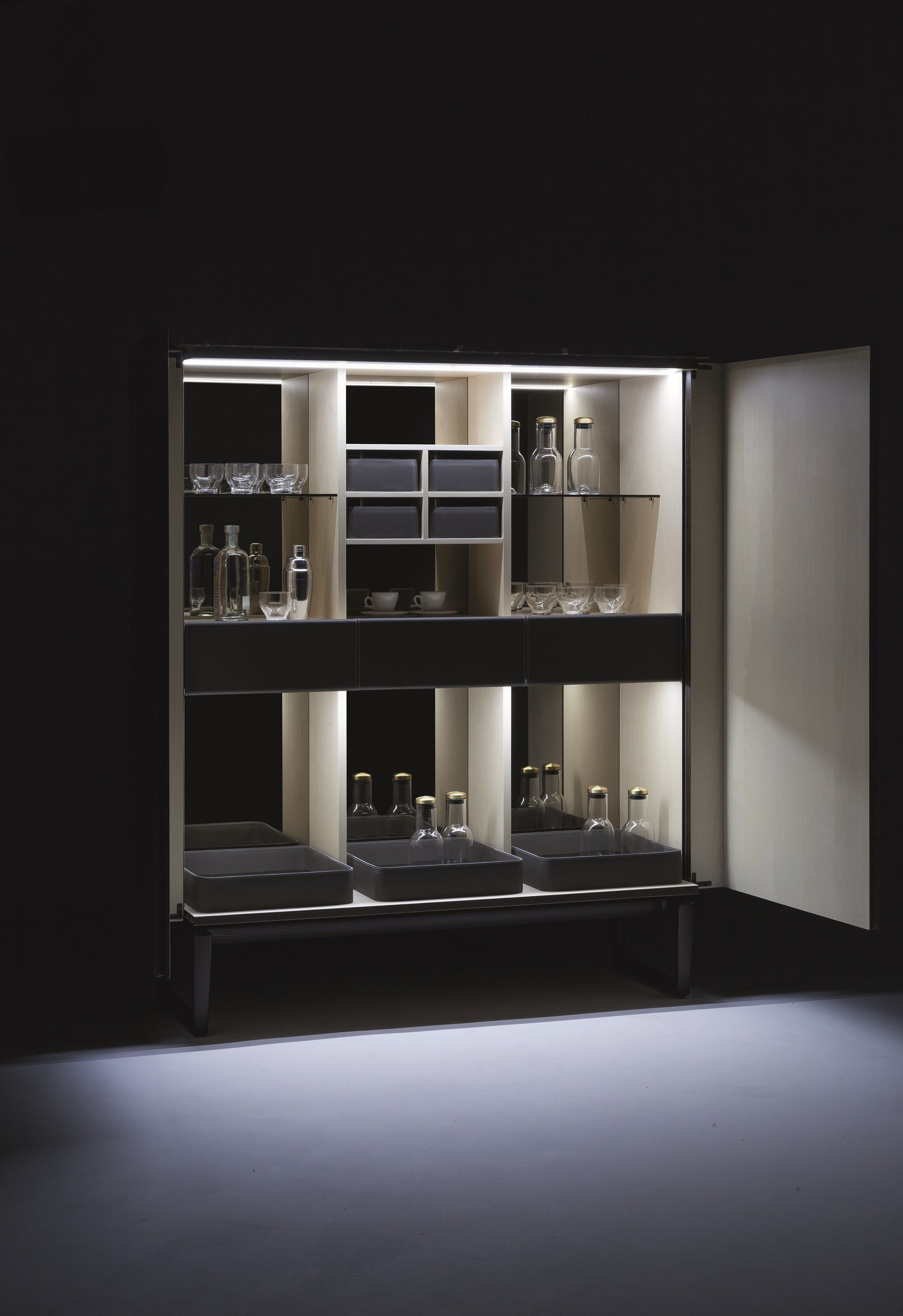 Шкаф с ящиками Poltrona Frau коллекция-мебель и аксессуары ARCH-00025826 - Вид №1