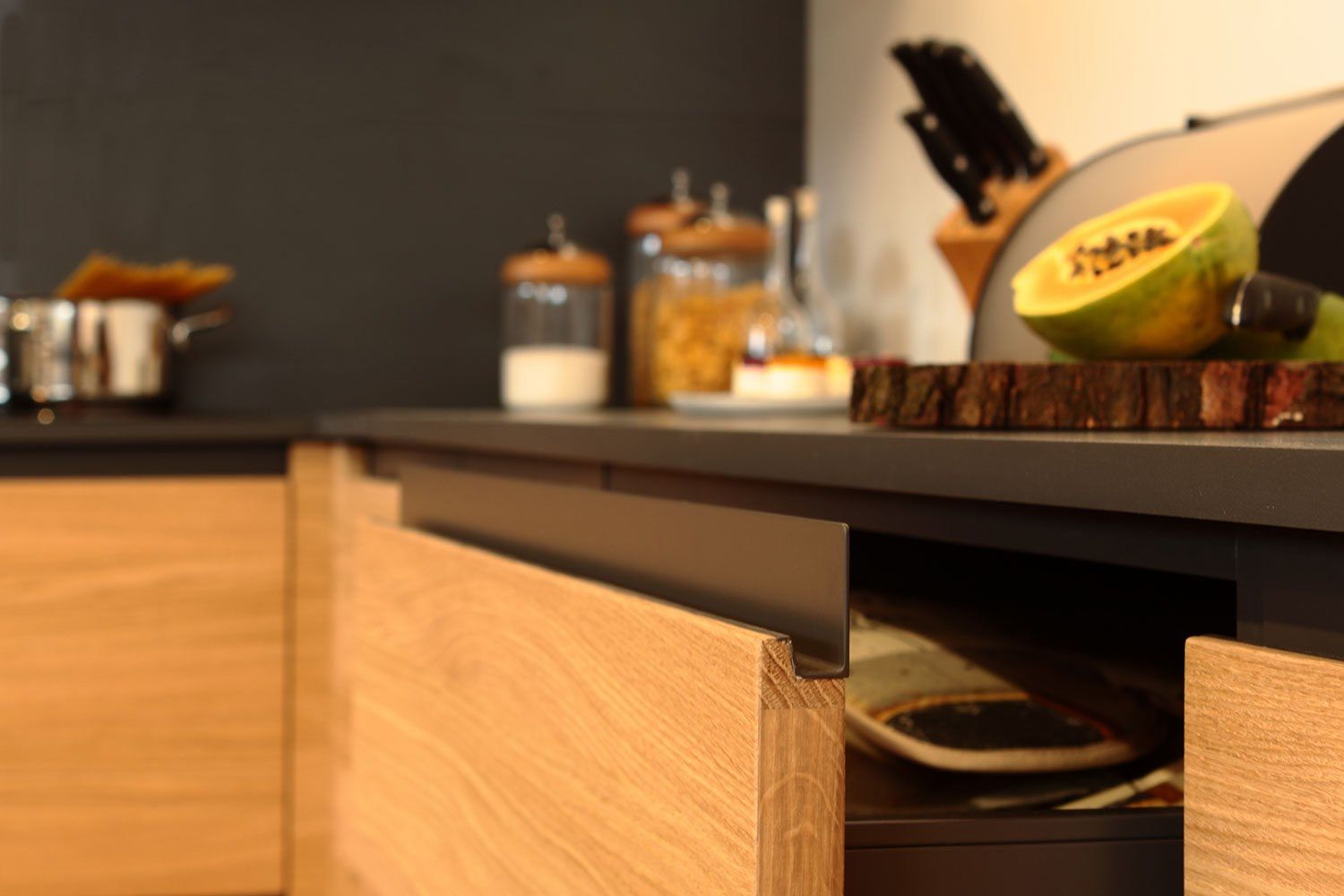 Деревянная и стеклянная кухня с полуостровом Deodara K41 ARCH-00039279 - Вид №3