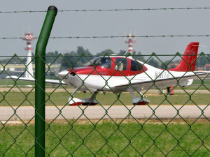 Изогнутые столбы для безопасности