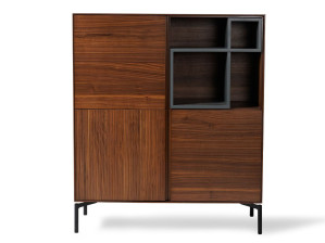 Деревянный шкаф с распашными дверцами