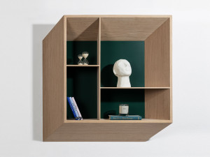 Деревянный навесной шкаф