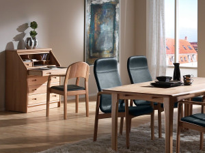 Деревянный стул с подлокотниками