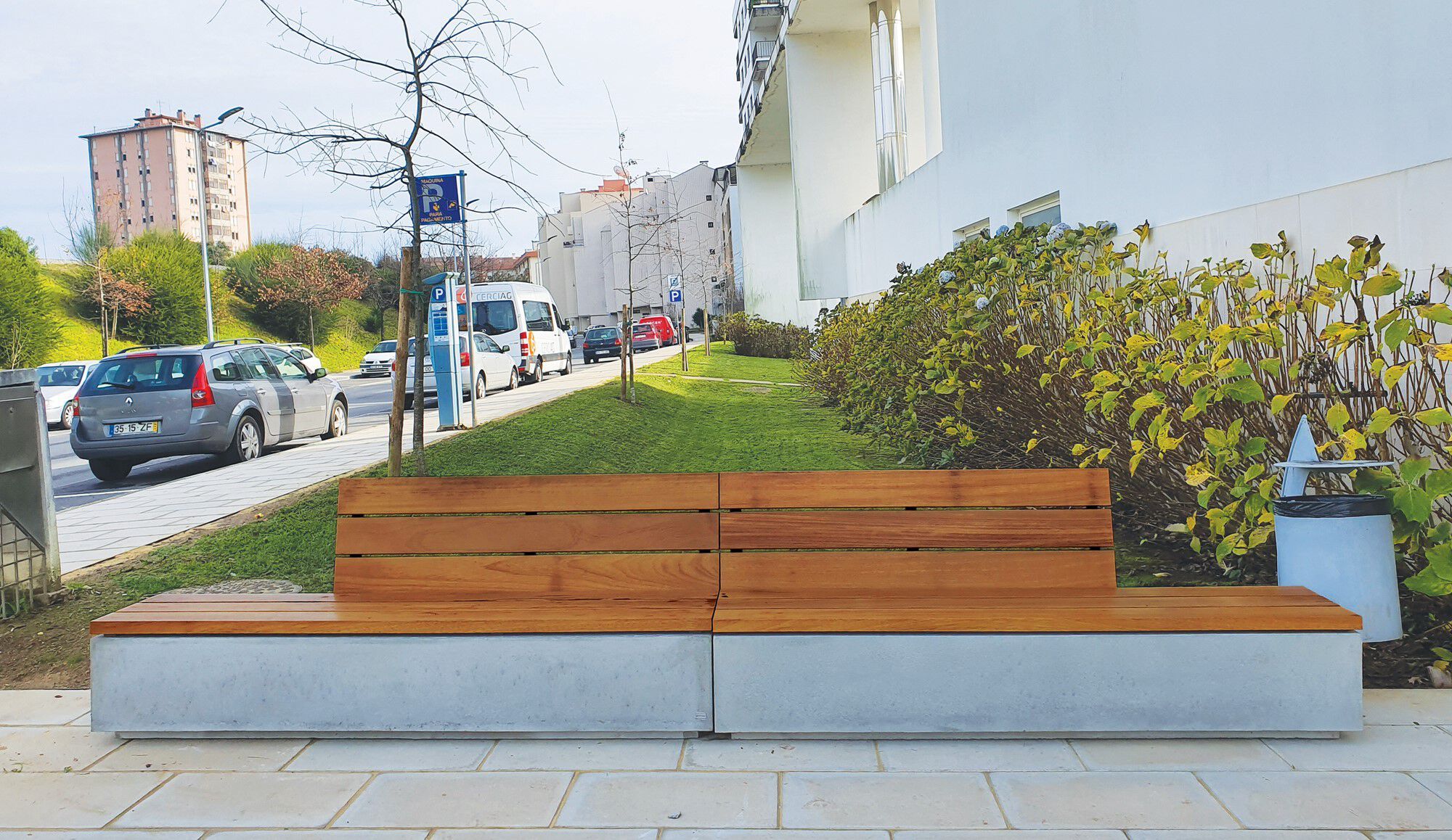 Бетонная и деревянная скамья со спинкой amop комфорт ARCH-00085062 - Вид №2