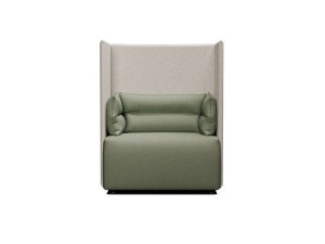 Тканевое кресло с высокой спинкой