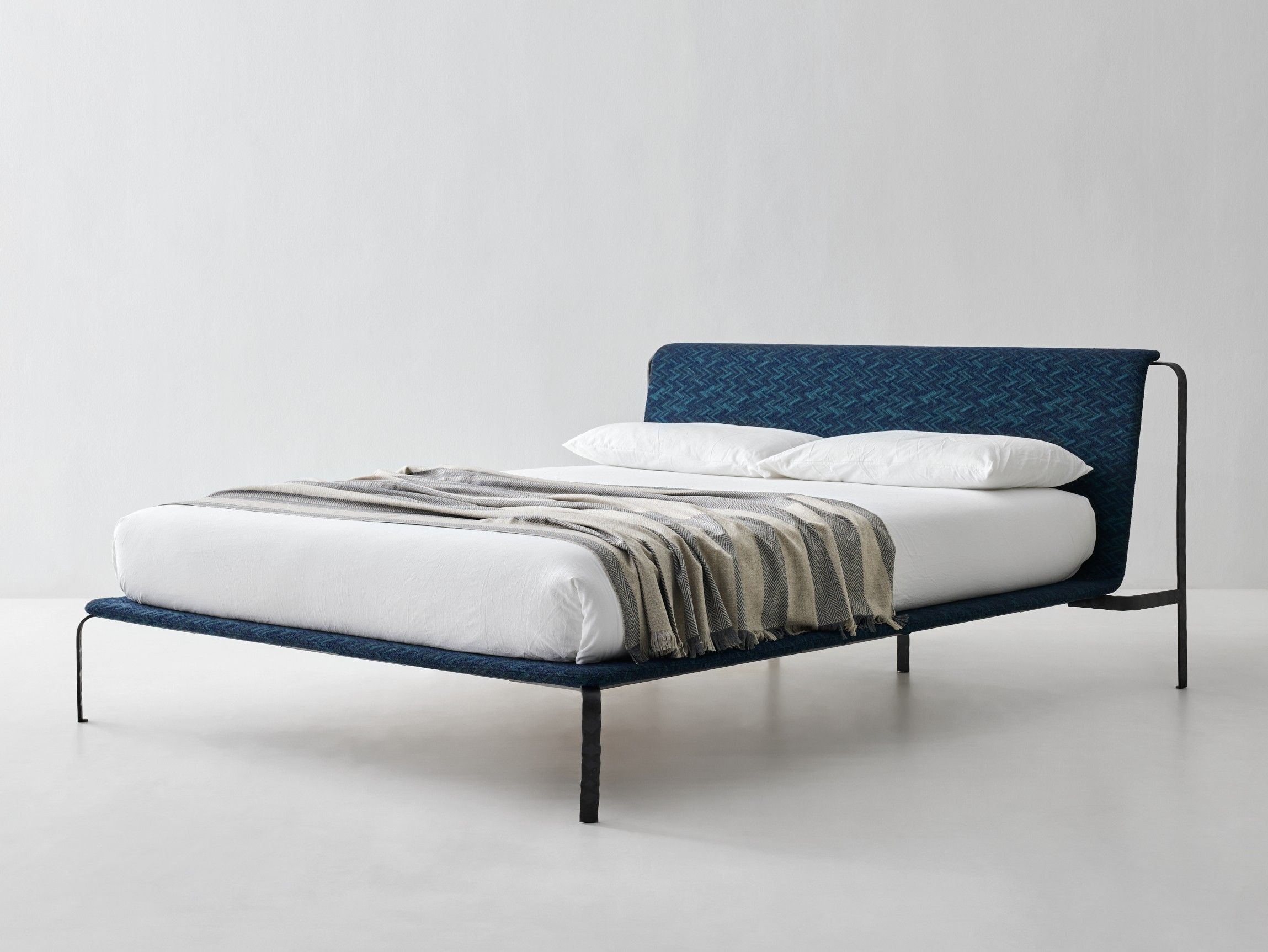 Двуспальная кровать из ткани с мягким изголовьем Bolzan Bend ARCH-00013112 - Вид №1