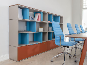 Высокий офисный шкаф из меламина с распашными дверями