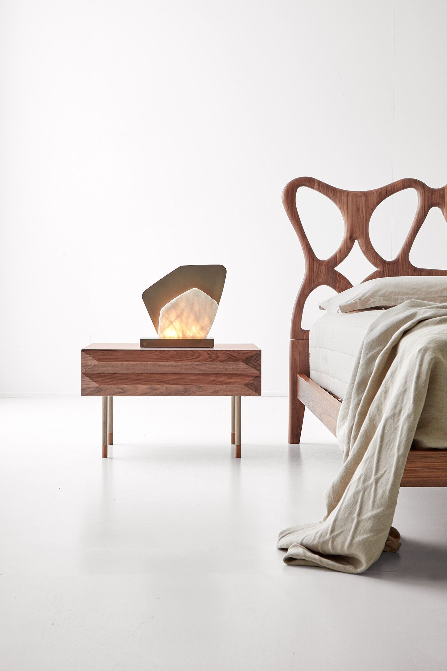 Прикроватная тумбочка из орехового дерева с ящиком Modesign Йорк ARCH-00077207