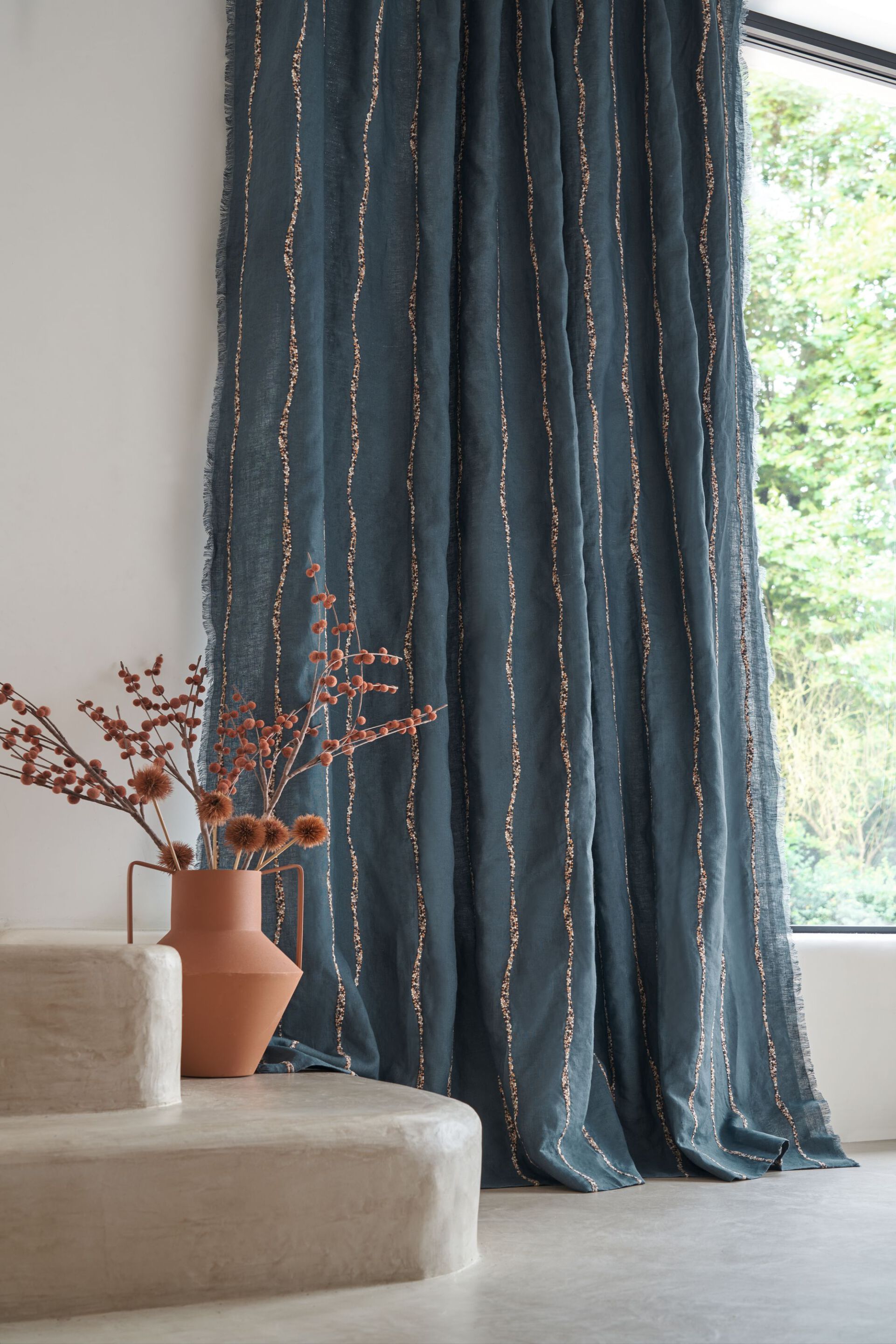 Льняная полосатая вышитая ткань Casamance Symbiose ARCH-00013889