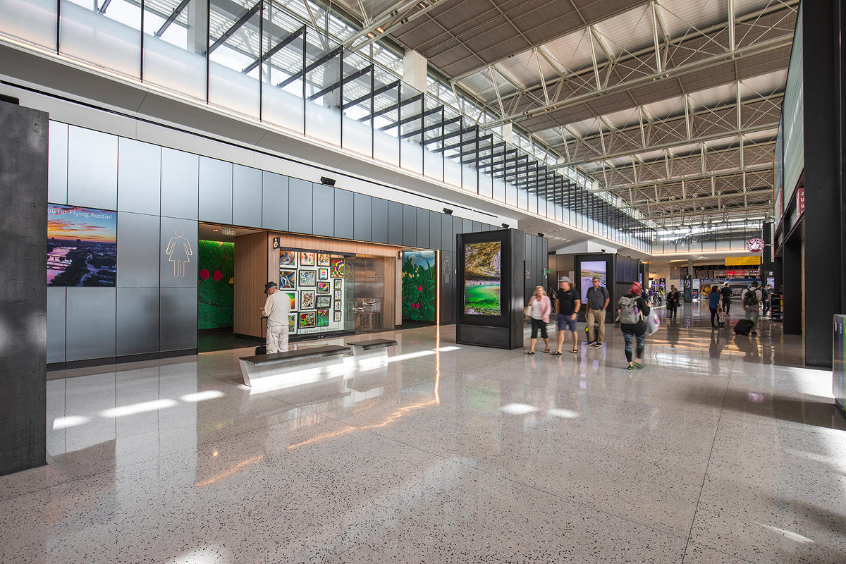 FSRT652 Деталь системы выравнивания стен с панелями из вивихромного хромового стекла с прослойкой индивидуального цвета, показанная в конфигурации отражения с отделкой pearlex + Forms-surfaces  - Вид №6