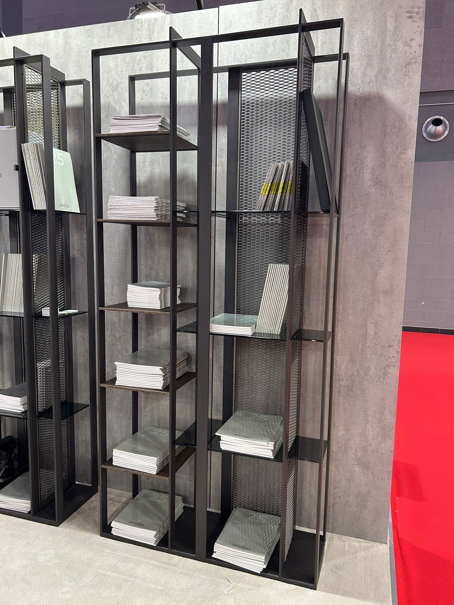 Двухсторонний книжный шкаф из sucupira и металла In Stock Arketipo ARCH-00121190 - Вид №1