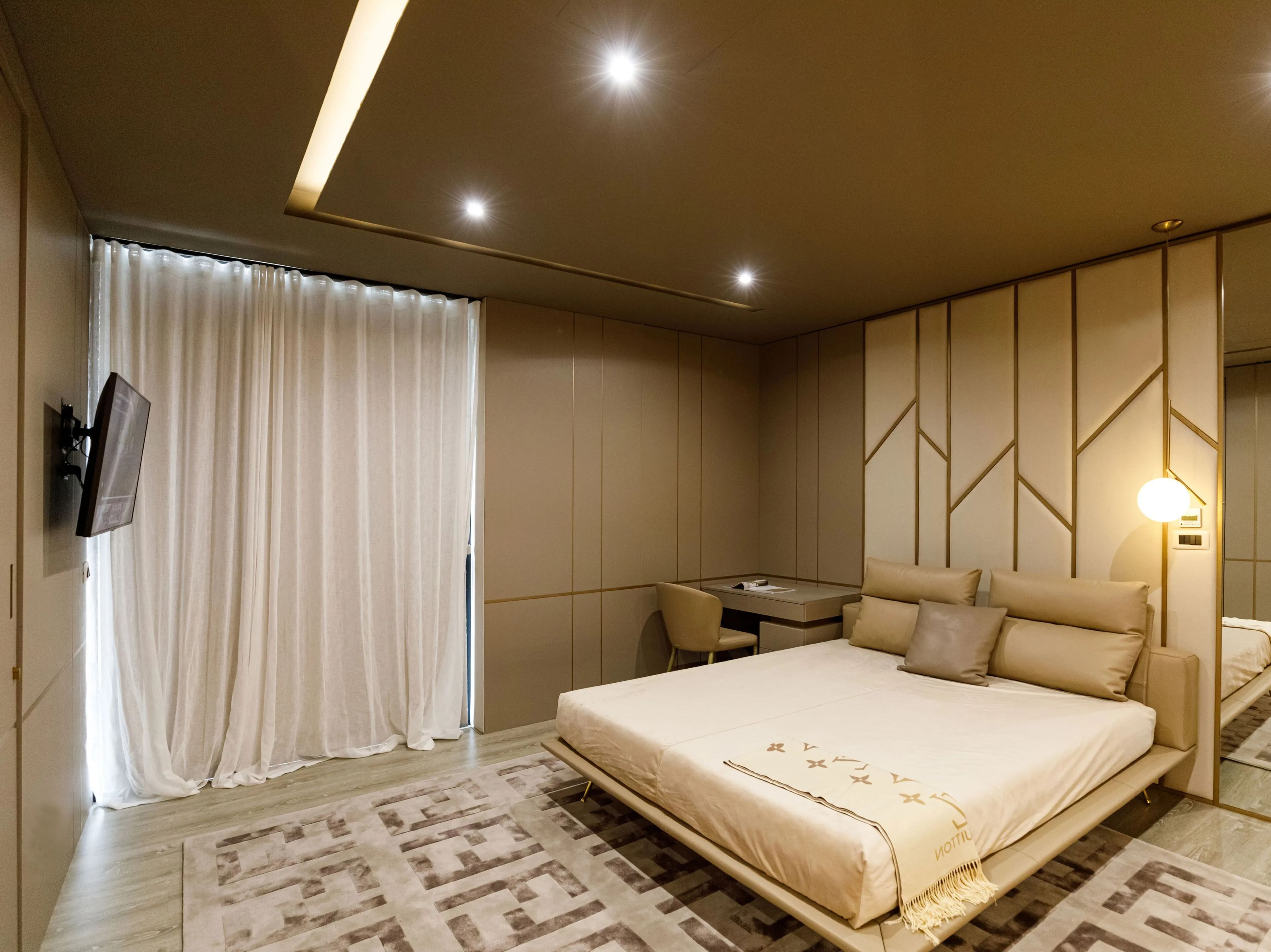 Кожаная двуспальная кровать с мягким изголовьем ABLE Carlton ARCH-00071123 - Вид №4