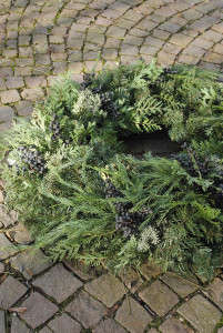 1394 883 a3 Искусственный венок 'ель / кедр / ягоды / шишки', Ø 60 см, зеленый H-andreas