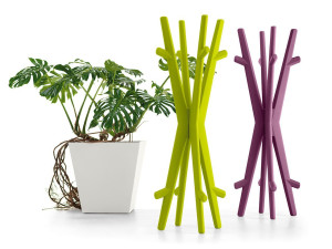 Вешалка для одежды из полиэтилена