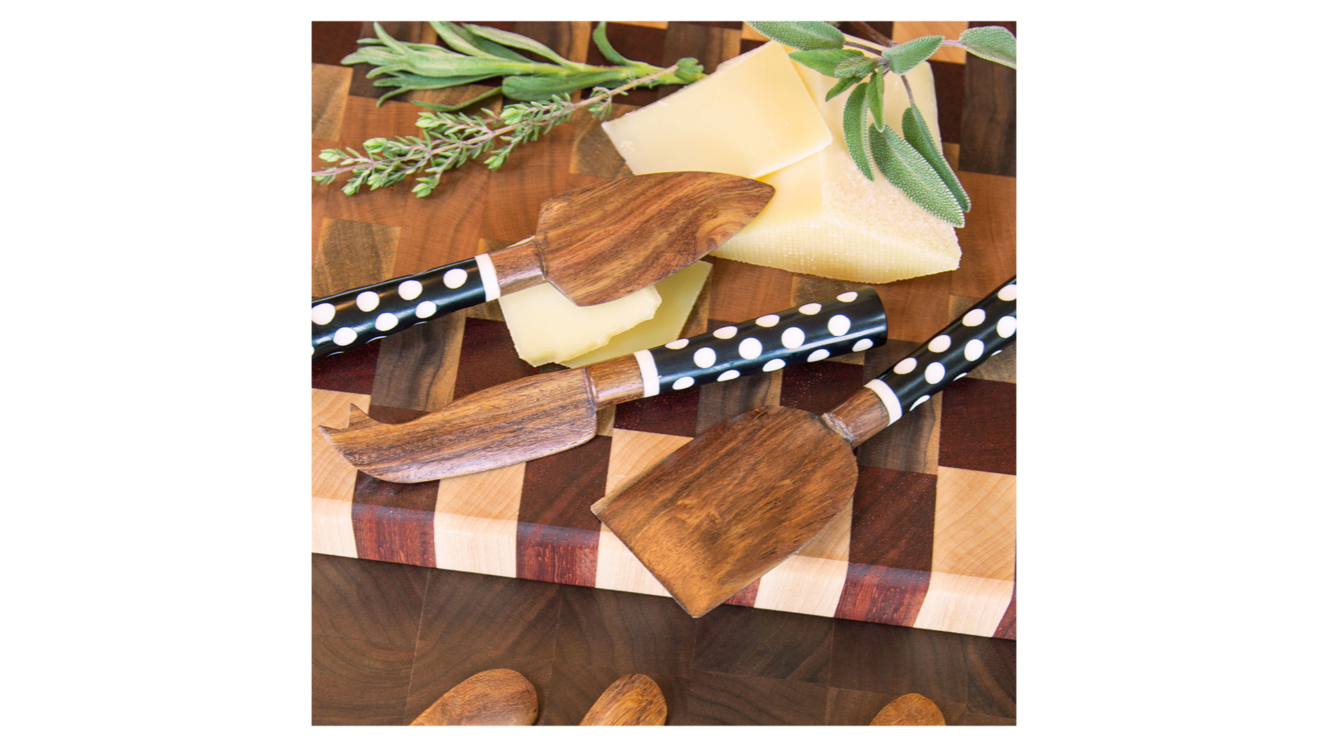 10641922 Mackenzie-Childs Набор сервировочных ножей для сыра Dotty 3пр.15см Дерево  - Вид №1