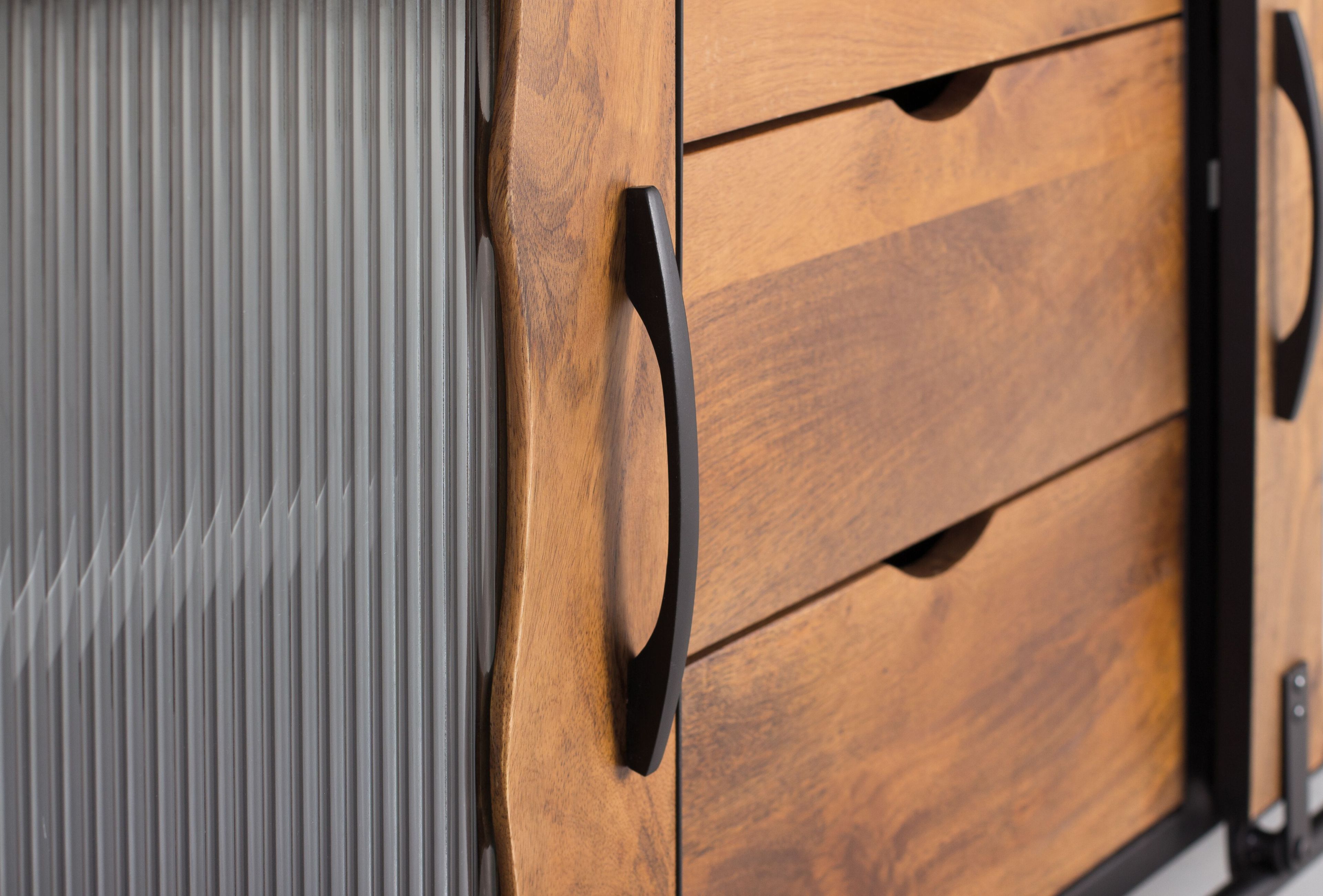 Шкаф из манго с выдвижными ящиками и дверями Giner y Colomer Занзибар ARCH-00016989 - Вид №1