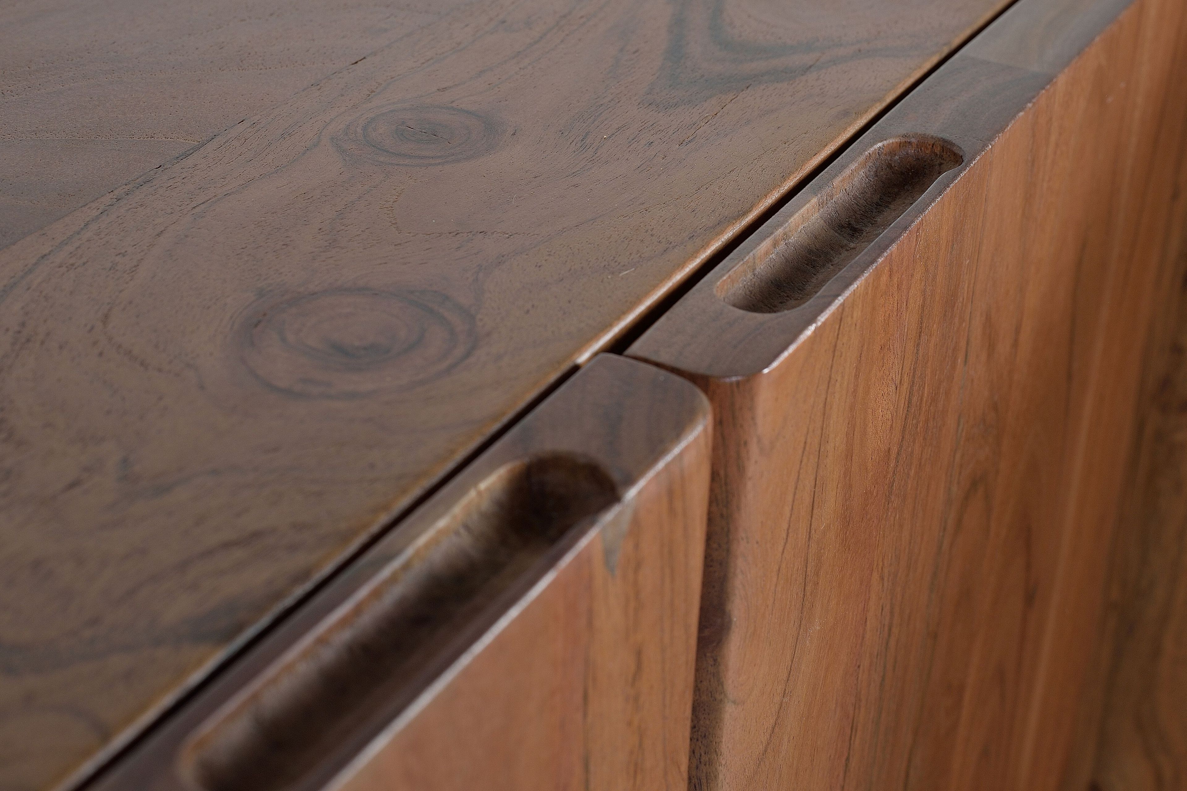 Шкаф из акации с распашными дверями Giner y Colomer Contemporary ARCH-00021250 - Вид №4