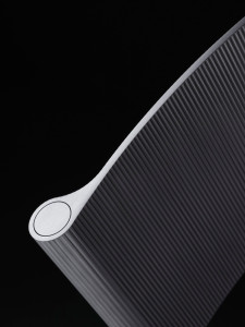 Алюминиевое кресло с подлокотниками и деревянным сиденьем