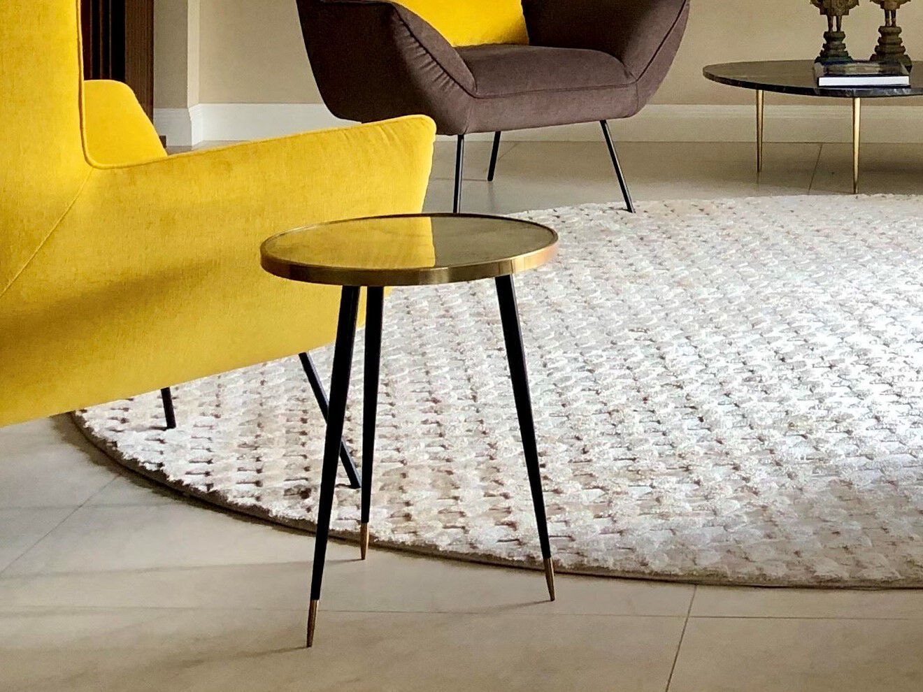 Журнальный столик из ламинированного стекла с полированным латунным профилем Jover+Valls Antique Boutique-Twist ARCH-00110395