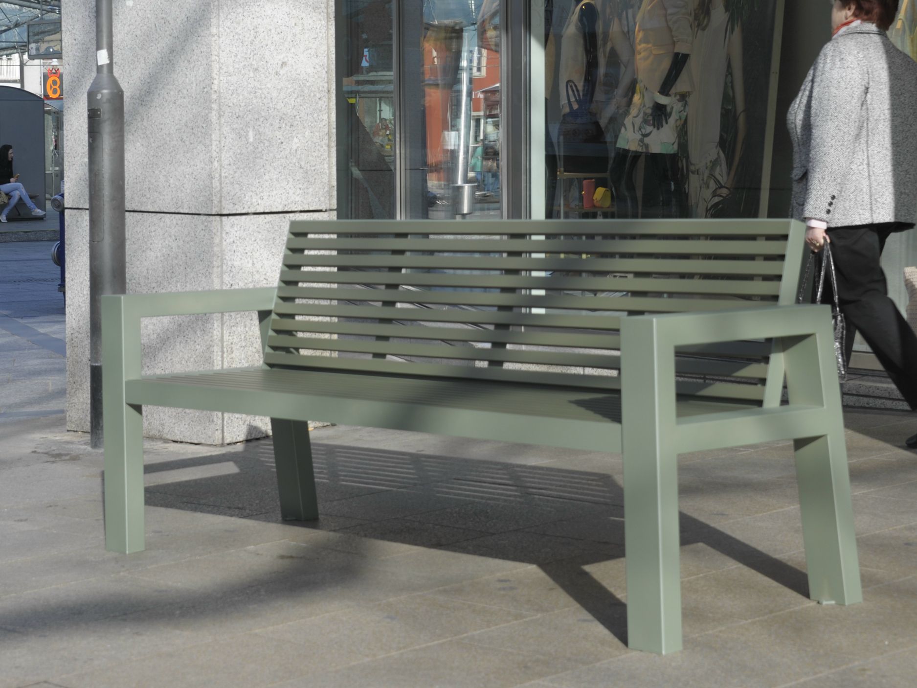 Скамейка из нержавеющей стали и ПЭТ с подлокотниками BENKERT BANKE Comfony ARCH-00130899 - Вид №3