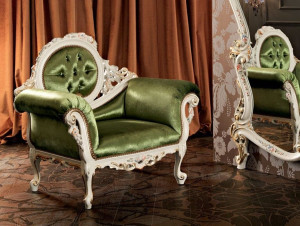 Кресло с подлокотниками