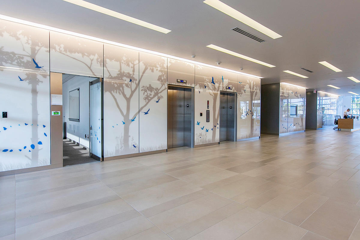 FSRT655 Система облицовки стен Levele флоат-панелями; нижние вставки из нержавеющей стали с отделкой из песчаника и оттиском по далласскому образцу; верхние вставки из окрашенного алюминия на заказ в поезд феникс скай, международный аэропорт феникс скай-г Forms-surfaces  - Вид №17