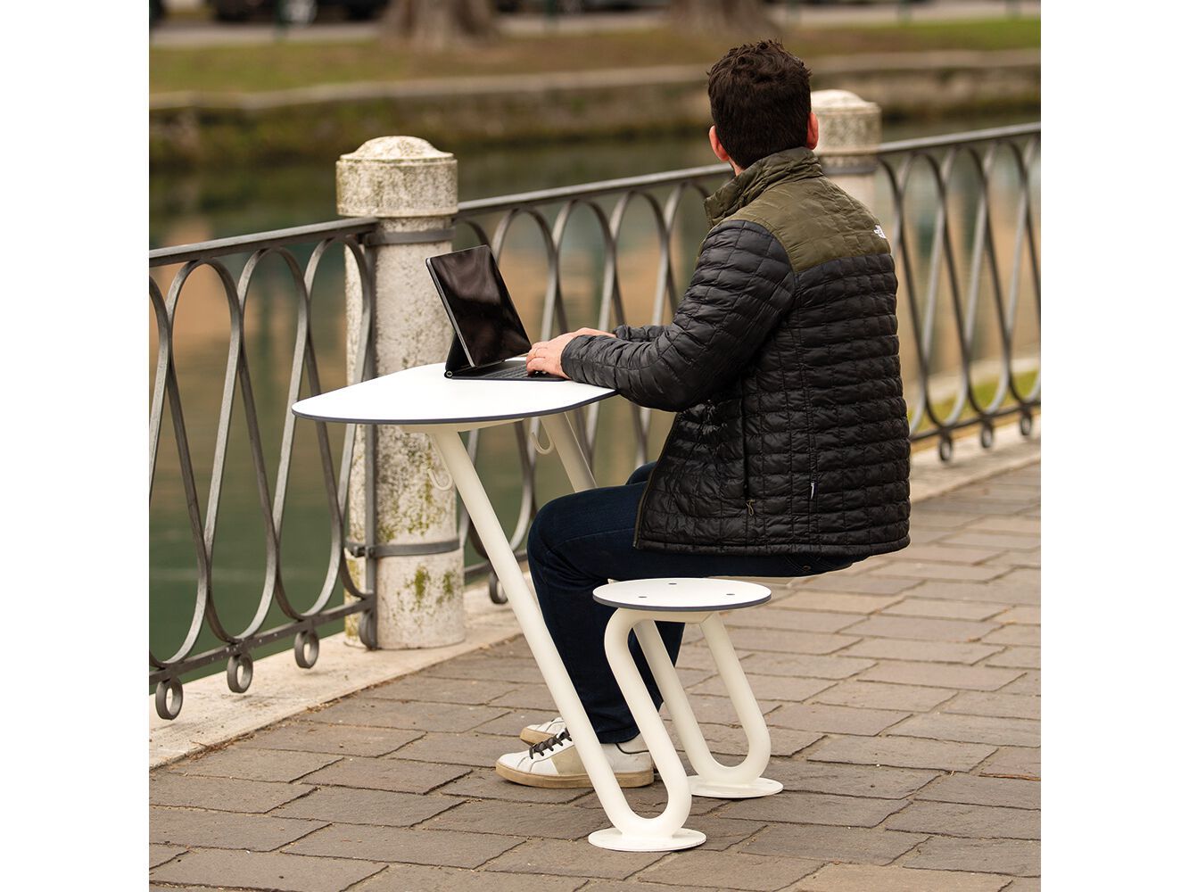 Круглый стальной стол для общественных мест со встроенными скамейками City Design Zoid ARCH-00048567 - Вид №1