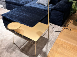 Журнальный столик из матовой латуни с лампой и подносом