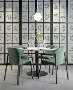 Большой круглый стол для контракта