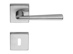 Классическая латунная ручка на розетке с насадкой