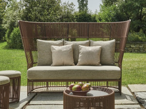 Плетеный диван из синтетического волокна с высокой спинкой