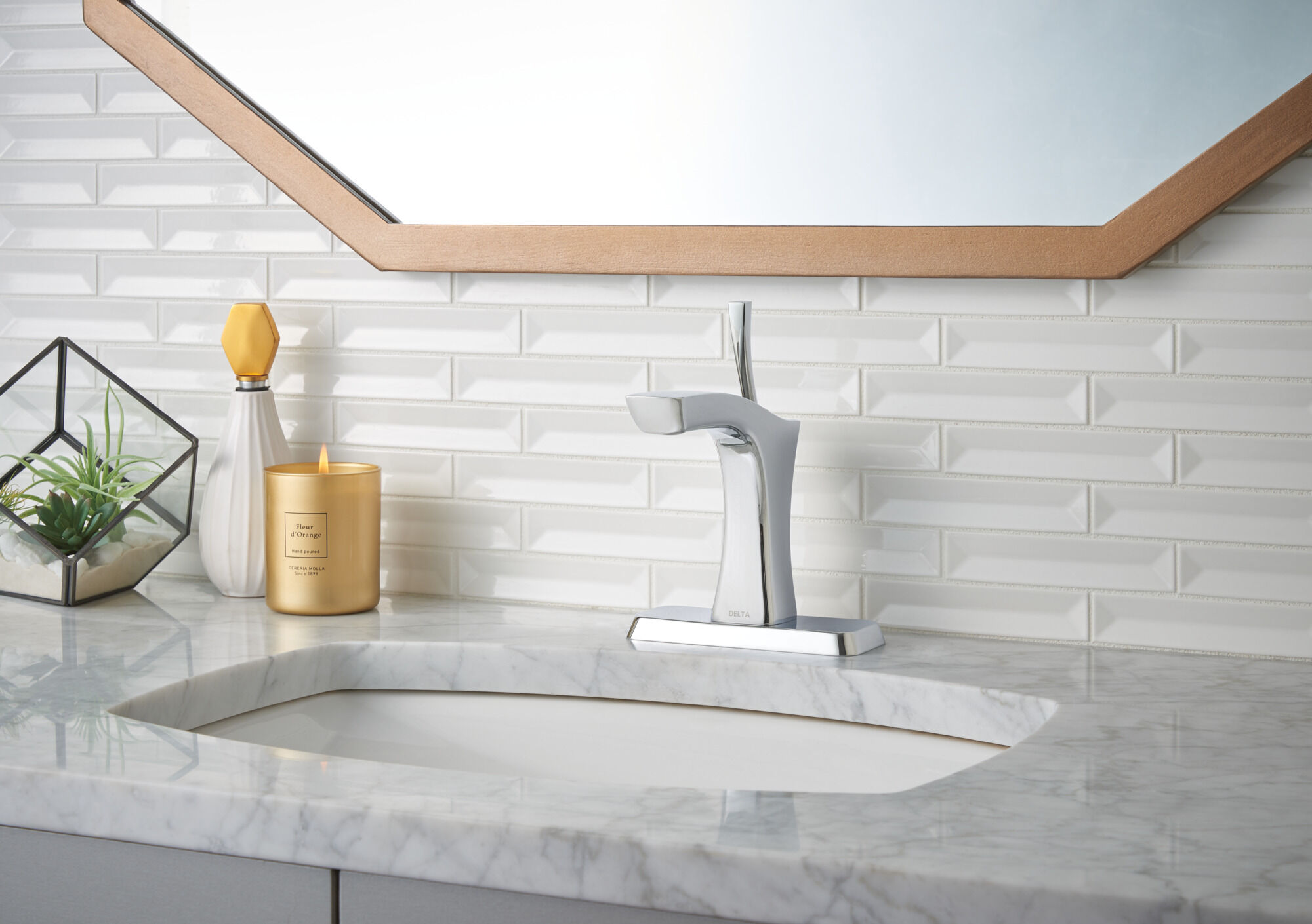 Смеситель для ванной с одной ручкой - меньше всплывающих окон Delta Faucet 574-SSLPU-DST - Вид №1