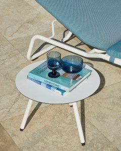 Низкий круглый журнальный столик