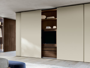 Секционный шкаф с раздвижной деревянной дверью и ручками