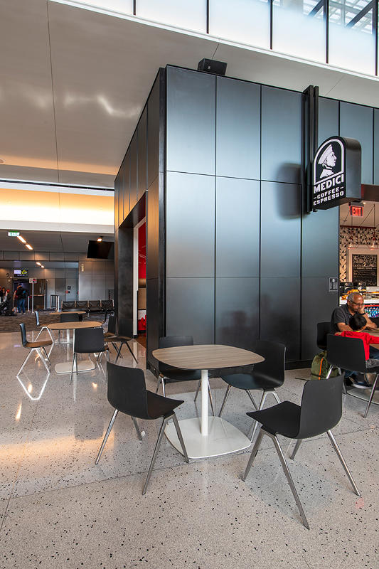 FSRT640 Система обшивки стен Levelr с панелями из стекла vivispectra vektr с индивидуальной прослойкой, показанной в конфигурации Reflective с отделкой pearlex + и открывающими ребрами из нержавеющей стали Forms-surfaces  - Вид №9