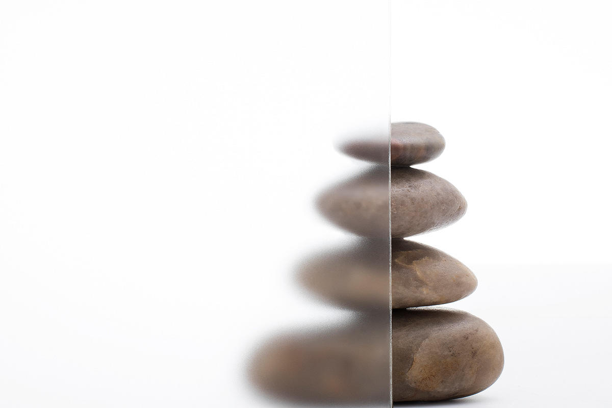 FSRT269 Стекло Vivichrome chromis показано в конфигурации просмотра с прослойкой серо-коричневого цвета и стандартной отделкой Forms-surfaces 