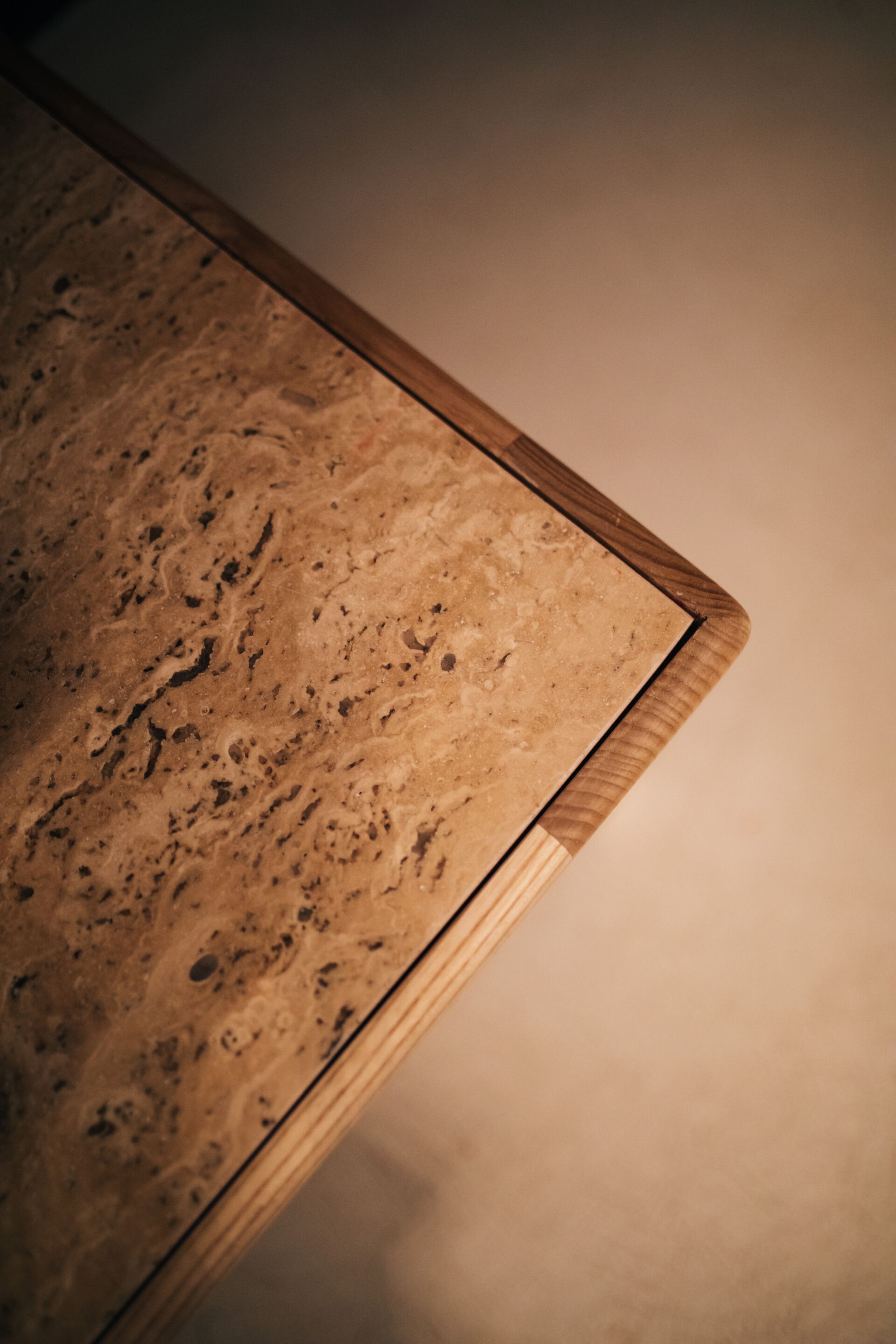 Низкий прямоугольный журнальный столик из акации и травертина POMAX LIVORNO ARCH-00008819 - Вид №1