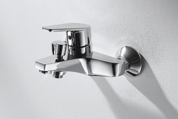 Смеситель для ванны короткий излив с аксессуарами LINE F65299C-B-RUS bravat - Вид №1