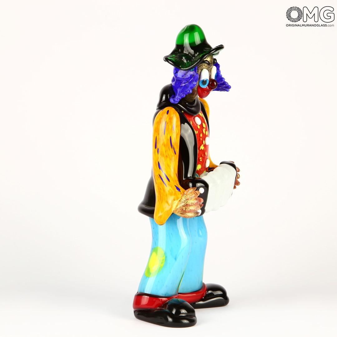 2582 ORIGINALMURANOGLASS Статуэтка Клоун-музыкант с гармошкой - муранское стекло OMG 14 см  - Вид №1