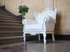 Кресло с подлокотниками